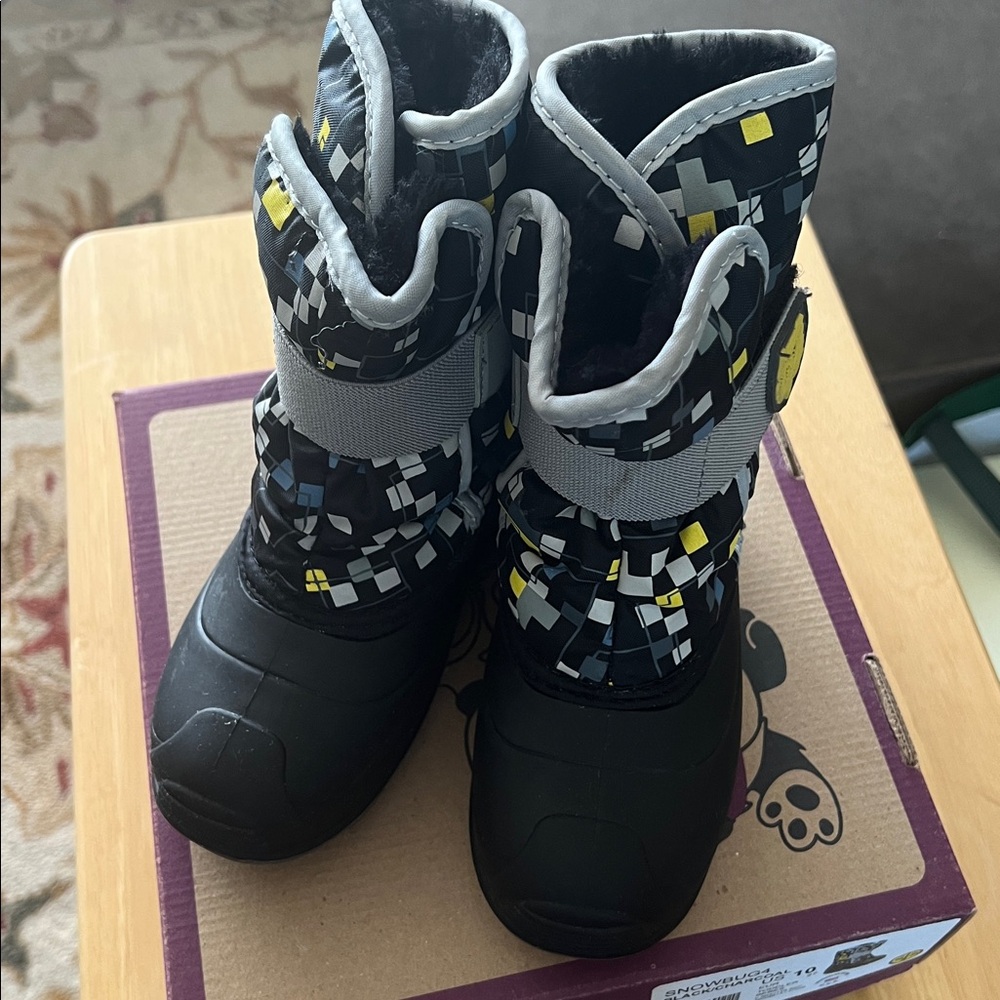 Kamik Kids Snowbug4 Boots in Black/Charcoal with Yellow Accent